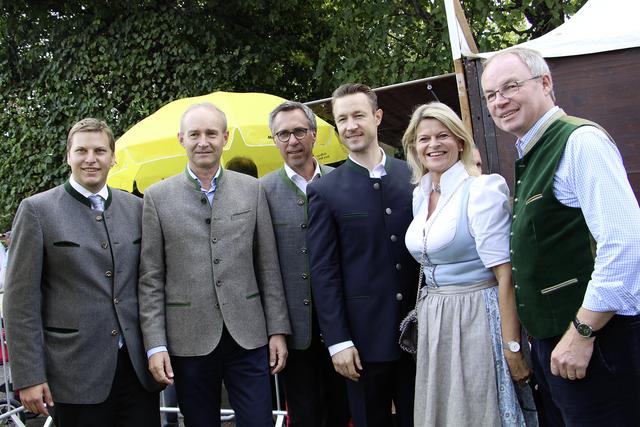 Erntedankfest in Wien: Stephan Pernkopf, Klaudia Tanner, Gernot Blümel, Georg Strasser, Robert Fitzthum und Franz Xaver Broidl.