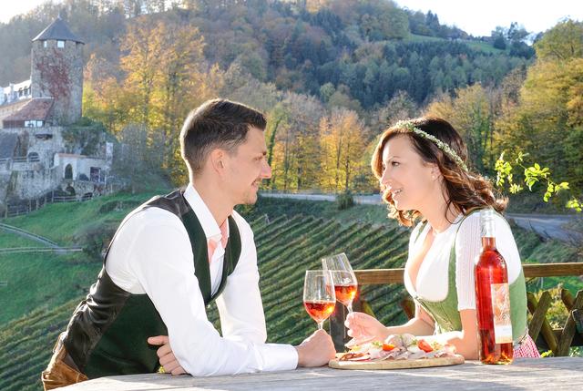 Rein in Dirndl und Lederhose und auf geht's zu "Sturm auf den Schilcher".