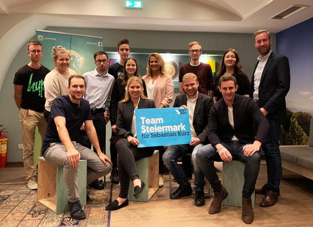 JVP Gruppenfoto im Atrium: JVP BO Deutschlandsberg Niklas Lierzer (1.v.r. stehend), JVP BO Leibnitz Michaela Lorber (2.v.l. stehend), JVP LO LAbg. Lukas Schnitzer (1.v.r. sitzend), weiters Mitglieder der JVP Deutschlandsberg und Leibnitz
