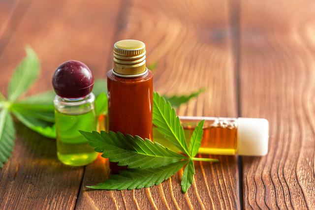 „CBD lässt sich in der Tumorschmerztherapie mit gängigen Opioid-Präparaten kombinieren“, sagt Primar Christian Lampl vom Ordensklinikum Linz Barmherzige Schwestern.