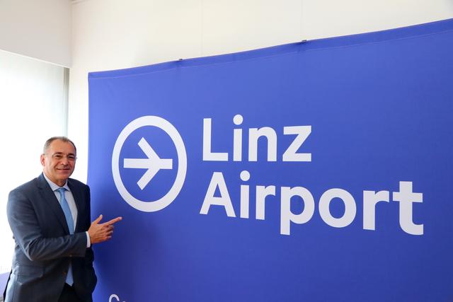 Norbert Draskovits, Geschäftsführer Flughafen Linz GesmbH präsentiert das neue Logo.