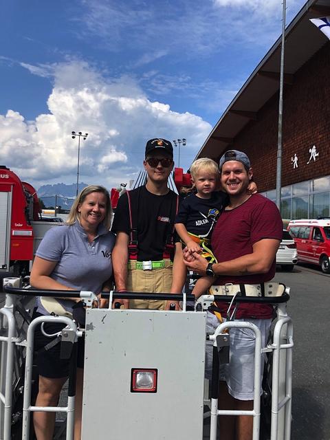 Hoch hinaus ging's beim Rookie Day mit der Drehleiter der Stadtfeuerwehr Kitzbühel. | Foto: EC Adler