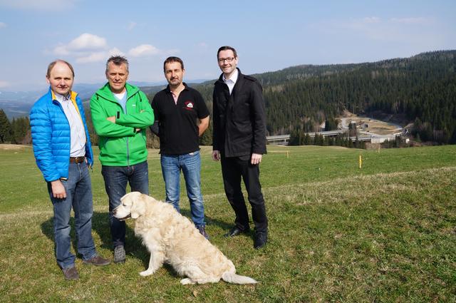 Ernst Diesel mit Werner Münzer, Gottfried Gruber und Bgm. Georg Preßler am Rodelbahn-Grundstück