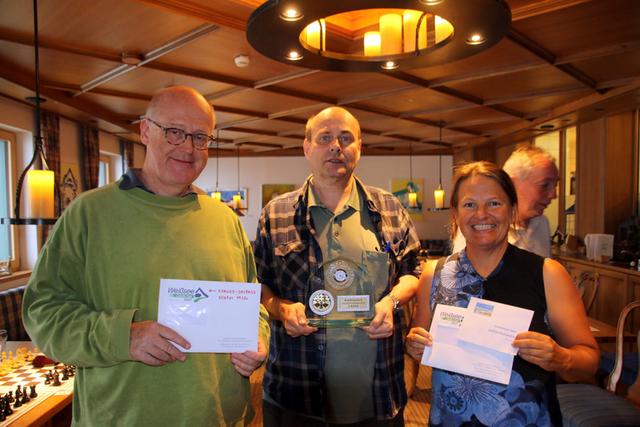 Die sechstplatzierte Mag. Ortrun Göschl mit zwei Kollegen vom Wiener Gymnasium BG 16: links Dr. Norbert Stöckl und Mag. Thomas Hazdra | Foto: Harald Sammer