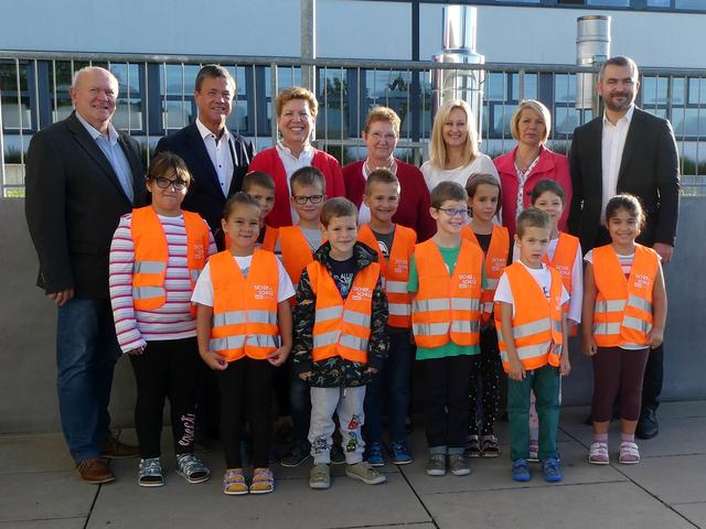 Besuch in der VS Oberpetersdorf: Klassenlehrerin Gudrun Kutrovats, LR Heinrich Dorner, ARBÖ-Ortsklubobfrau Ingrid Tremmel, ARBÖ-Präs. Peter Rezar, ARBÖ-Landesdir. Gabi Rittenbacher und die Taferlklasser Hannah und Emma