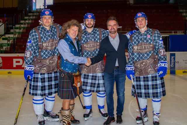 Miika Lahti, Edelschneider Thomas Rettl, Patrick Bjorkstrand, VSV Finanzvorstand Andreas Schwab, Christoph Kromp zeigten sich von der Beweglichkeit im neuen „Hockey-Kilt“ begeistert.
