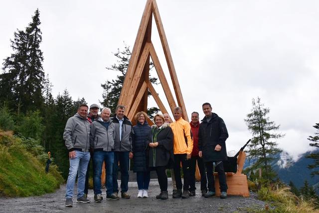 Kornel Grundner (Geschäftsführer Leoganger Bergbahnen), Alfred Waltl (Baumeister und Geschäftsführer von der W2 Manufaktur), Sebastian Madreiter (Geschäftsführer Leoganger Bergbahnen), Josef Griessner (Bürgermeister der Gemeinde Leogang), Bogna Krynicka (Architektin bei der W2 Manufaktur), Gertraud Salzmann (Nationalrätin), Harald Oberpacher (Projekt- und Bauleiter bei der W2 Manufaktur), Geistlicher Rat Franz Auer (Pfarrer der Gemeinde Leogang und Maria Alm), Dek. Ludwig Spörl, Hermann Unterberger (Vize-Bürgermeister Leogang). | Foto: Laura Krähe