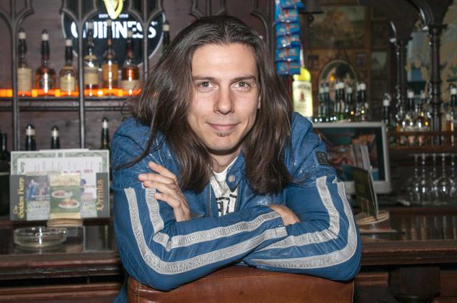 Bei seinem Lieblings-Italiener in Hetzendorf erholt sich Alen Duričić und tankt Kraft für neue Melodien. | Foto: Wolfgang Unger