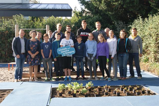 Pflanz-Aktion in Purgstall an der Erlauf: Die Schülerinnen und Schüler betätigten sich mit Begeisterung an der Gartenarbeit.