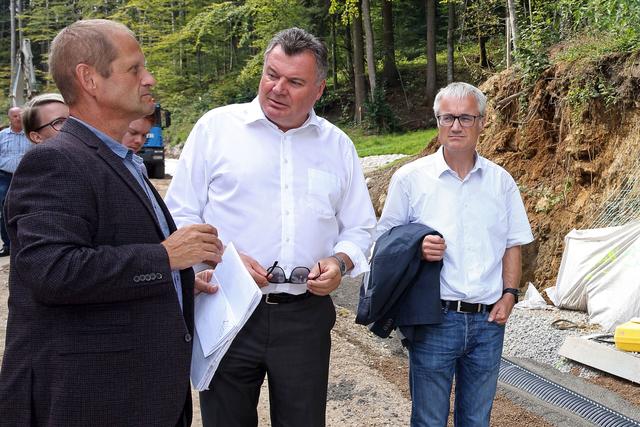 Bauleiter Helmut Wiesinger, Landesrat Günther Steinkellner und Christian Dick (Leiter der Abteilung Straßenneubau und –erhaltung) bei der Begutachtung der technisch anspruchsvollen Baustelle. | Foto: Land Oberösterreich/Daniel Kauder