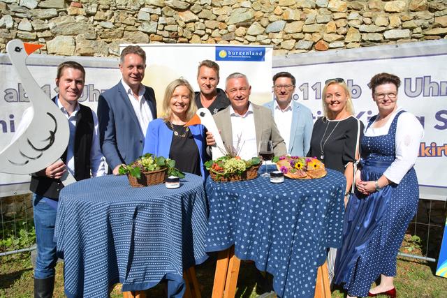 Tourismuslandesrat Alexander Petschnig und Burgenland Tourismus-Geschäftsführer Hannes Anton mit Vertretern der Gans Burgenland-Festivalorte beim heutigen Pressetermin auf der Ruine Landsee