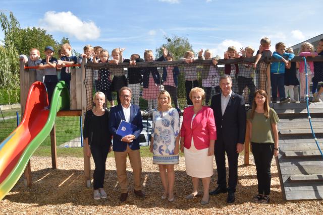 Gratisbesuch, kürzerer Ferienanspruch, längere Öffnungszeiten: Das neue Kindergartengesetz präsentierte Landesrätin Daniela Winkler (3.v.l.).