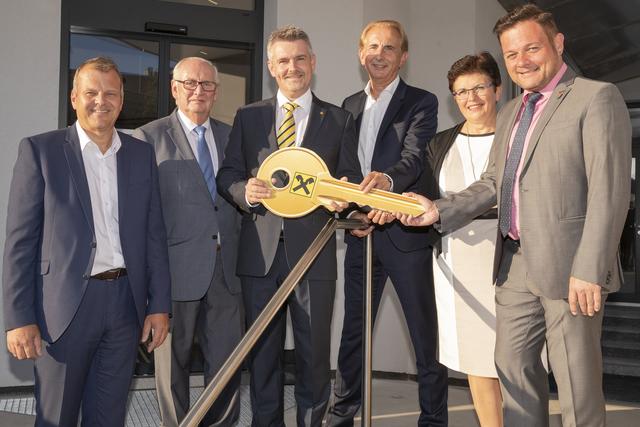 Direktor Thomas Schauer, Obmann Hannes Sassmann, Bankstellenleiter Christian Schmid, Geschäftsleiter Gerhard Buchinger, Obmann-Stellvertreterin Regina Maissner und Bürgermeister Herbert Pfeffer. | Foto: Raiffeisen