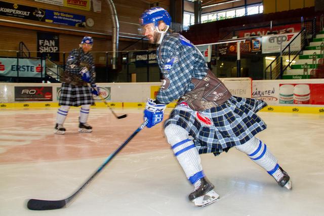 Besonders trickreich wird es, wenn die gegnerischen Mannschaften durch den flatternden Kilt abgelenkt werden.  | Foto: Rene Krammer