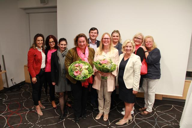 Sabine Gabath (vorne Mitte) und ihr Team erhielten bei Bezirkskonferenz 100 Prozent Zustimmung