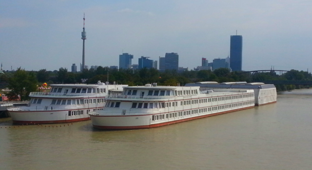 Eine schwimmende Institution: Seit 25 Jahren gibt es das Schulschiff "Bertha von Suttner" an der Donauinsel.  | Foto: Karl B.