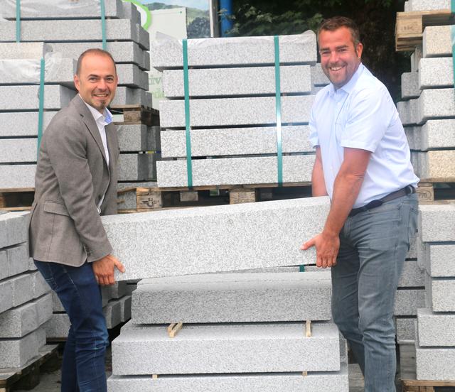 LK-Präsident Josef Hechenberger (li.) und GR Hermann Huber setzen auf heimische Randsteine.