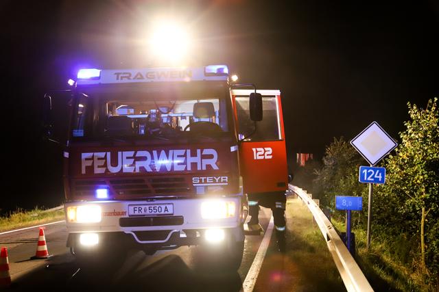 Nachdem die Polizisten den Fahrzeugbrand gelöscht hatten, war die Feuerwehr mit dem Binden der Kilometerlangen Ölspur beschäftigt.