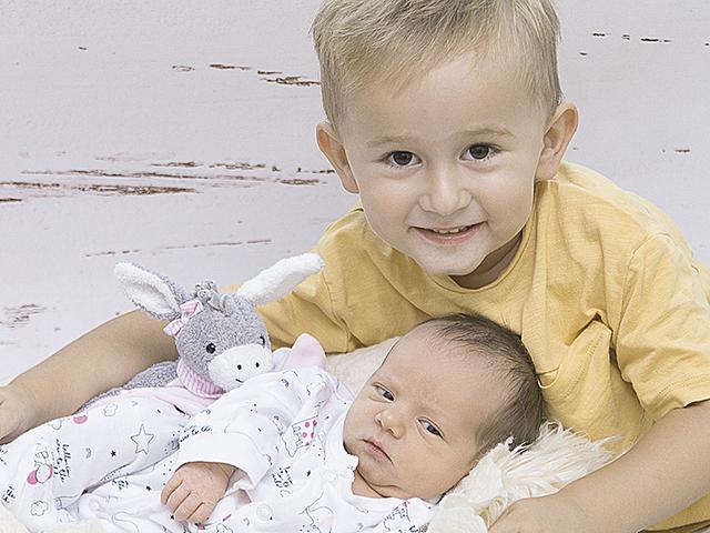 AMELIE
 - Eltern: Simone Markolin und Raphael Wallner