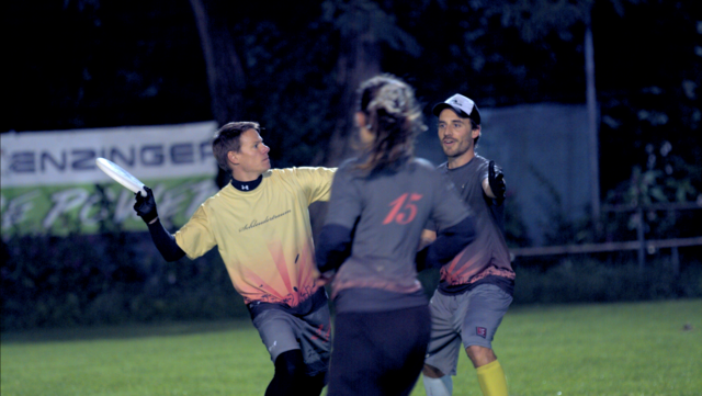 Trainer Ragnar (gelbes Shirt) ist ein deutscher Nationalteamspieler und brachte ein wenig Struktur in das Training der Salzburger Ultimate Frisbee-Mannschaft. | Foto: BB
