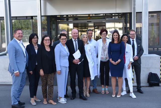 Heute bei einem Lokalaugenschein:  Direktorium des KH Villachs rund um Dietmar Alberer, Wolfgang Deutz und Brigitte Stingl-Herzogl (Mitte), Gesundheitsreferentin LHStv.in Beate Prettner (vorne Mitte), Bürgermeister Günther Albel (Links)