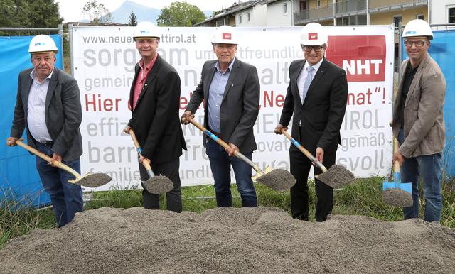 Spatenstich in Kirchberg mit Franz Wiesflecker (Fa. Bodner), Vize-Bgm. Josef Eisenmann, Bgm. Helmut Berger, NHT-Geschäftsführer Hannes Gschwentner und Vize-Bgm. Andreas Schipflinger (v. li.).