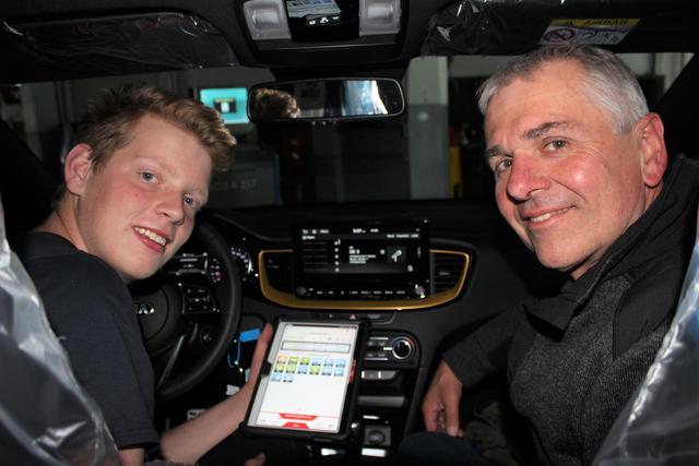 Johannes Binggl und Karl Graggaber im neuen Kia XCeed. Die Diagnosefeststellung erfolgt bei diesem Modell bereits mit einem Tablet. 