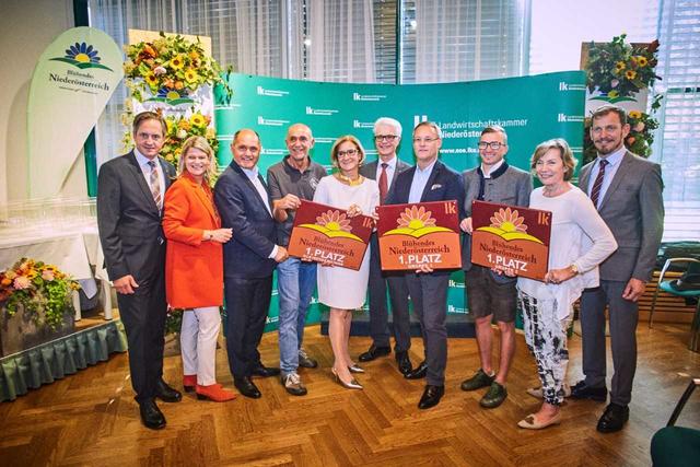Blühendes NÖ Landessieger (v.l.): Landwirtschaftskammer NÖ-Präsident Johannes Schmuckenschlager, NÖ Bauernbund-Direktorin Klaudia Tanner, Nationalratspräsident Wolfgang Sobotka, Bürgermeister Josef Schaden, Landeshauptfrau Johanna Mikl-Leitner, Gemeinderat Ernst Schebesta, Bürgermeister Ferdinand Schwarz und Obmann des Verschönerungsvereines Andreas Haag, Wirtschaftskammer NÖ-Präsidentin Sonja Zwazl und Obmann der NÖ Gärtner Johannes Käfer
 | Foto: W4 Projects GmbH 