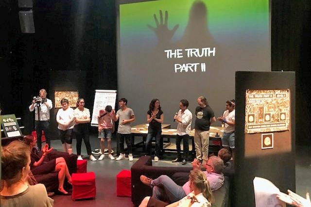 Die Schüler der NMS Lehen stellten ihr Mixed-Reality-Game „The Truth Part II“ in der ARGEkultur Salzburg vor.