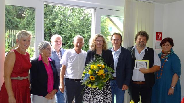 v. l. n. r. Gemeindevorstand und Goldhauben-Obfrau Maria Obermayr, Gemeinderätin Hermine Straßlmair, Gemeinderat Anton Zimmel, Bürgermeister außer Dienst Siegfried Straßl, Caritas-Leitung Elfriede Stichlberger, Bürgermeister Dieter Lang, Gemeindevorstand Peter Rohrmoser und Caritas-Leiterin OÖ Regina Rockenschaub.