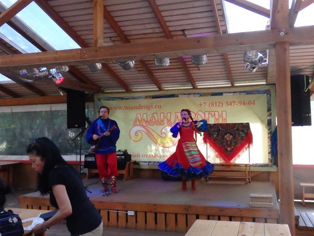 Mandrogi -  Folkloredarbietung während des Schaschlikessens...