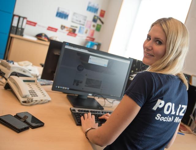 24 Stunden lang kann die Polizei-Arbeit via Twitter verfolgt werden.