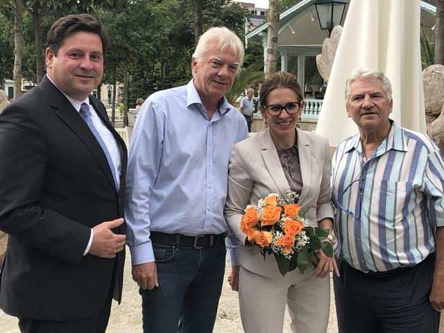 Sogar Stadtrat Jowi Trenner und Peter Surovic (r.) danken Carmen Jeitler-Cincelli für ihren Einsatz für die Wiederbelebung des Advents am Josefsplatz. Mit Bgm. Stefan Szirucsek