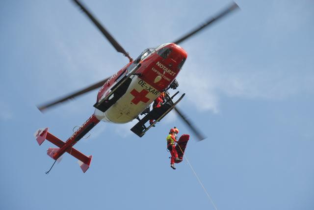 Der Schwerverletzte wurde mit dem Rettungshubschrauber C7 ins BKH Lienz geflogen. | Foto: Prugger-Buxbaum