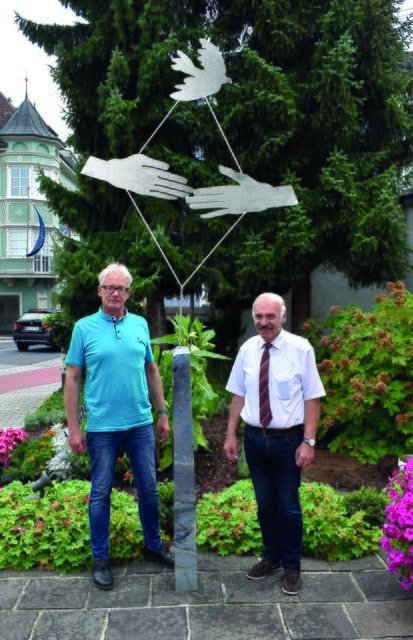 Künstler Alfons Bachmann und Bürgermeister Friedrich Schwarzenhofer. | Foto: Stadtamt Mattighofen