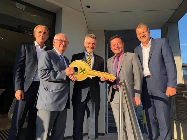 Geschäftsstellenleiter Gerhard Buchinger, Obmann Hannes Sassmann, Bankstellenleiter Christian Schmid, Bürgermeister Herbert Pfeffer und Direktor Thomas Schauer bei der Schlüsselübergabe zum neuen Haus. | Foto: Loiskandl