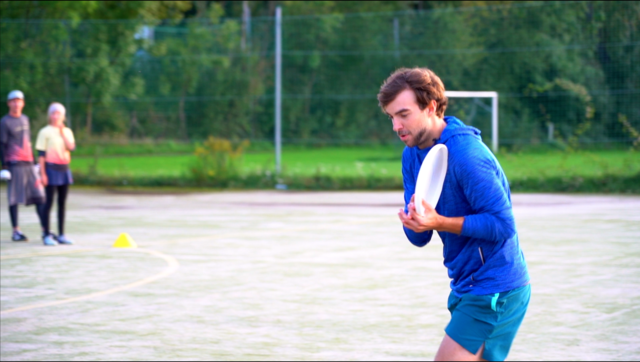 Beim Wurf- und Fangtraining. Vor allem das Fangen klappte ganz gut, beim Werfen landete manche Scheibe nicht beim Empfänger... | Foto: BB