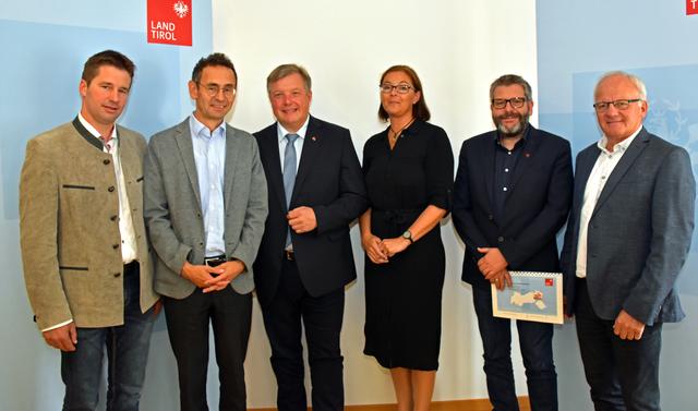 Josef Kahn (PV Brixental-Wildschönau), BH Michael Berger, LR Bernhard Tilg, Sozialabteilungsvorständin Kathrin Eberle, Stefan Jöchl (PV Leukental), Leonhard Niedermoser (PV Pillerseetal).