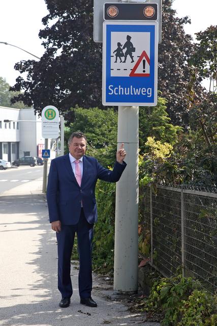 Infrastrukturlandesrat Günther Steinkellner mit einer neuen Schutztafel. | Foto: Land OÖ/Kauder