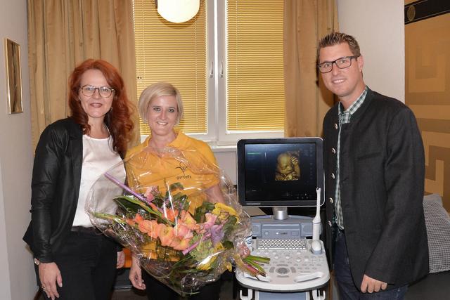 Bgm. Christian Härting und Vize-Bgm. LA Dr. Cornelia Hagele (li.) besuchten Dr. Helene Schaffenrath in ihrer Ordination und begrüßten die Ärztin mit einem Blumenstrauß. | Foto: MG Telfs/Dietrich 