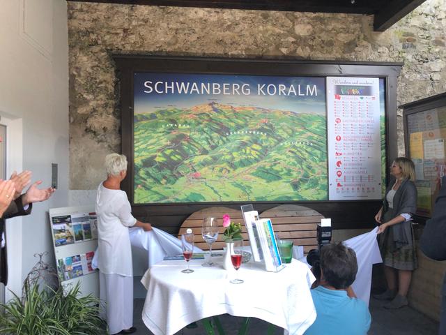 Immer am neuesten Stand: Ingrid Mocnik und Katharina Reinisch enthüllen die Panoramakarte in Schwanberg.