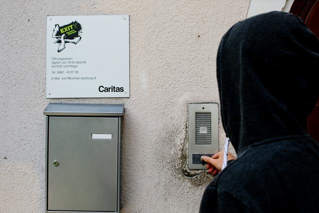 Das "Exit 7" ist ein geschützter Ort für die Nacht. Jugendliche können hier warm Duschen, etwas essen, Wäsche waschen und übernachten. | Foto: Caritas/wildbild