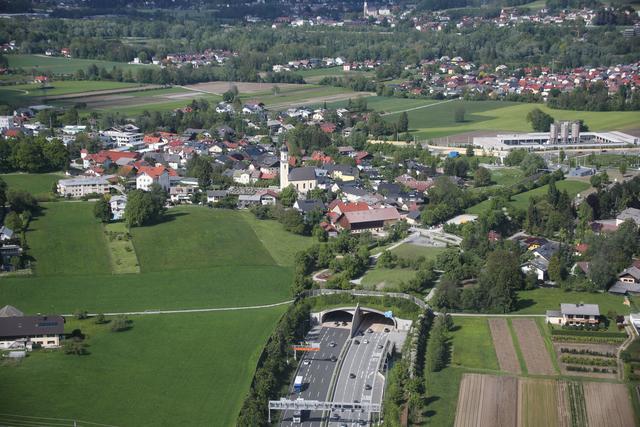 Die Westautobahn und Tauernautobahn um Salzburg ist schon längst zur Stadtautobahn geworden und soll laut Landesrat Stefan Schnöll mautfrei werden. | Foto: Neumayr