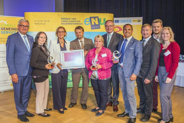 Gemeindebund-Präsident Alfred Riedl, Gemeinderätin Rebecca Figl-Gattinger, Landeshauptfrau Johanna Mikl-Leitner, Bürgermeister Alois Vogl, Gemeinderätin Petra Thoma, Landeshauptfrau-Stellvertreter Stephan Pernkopf, Geschäftsführender Gemeinderat Christian Korntheuer, eNu-Geschäftsführer Herbert Greisberger, Christian Preinknoll (eNu) und Monika Panek (eNu) freuen sich über die e5-Auszeichnung. | Foto: Kaufmann