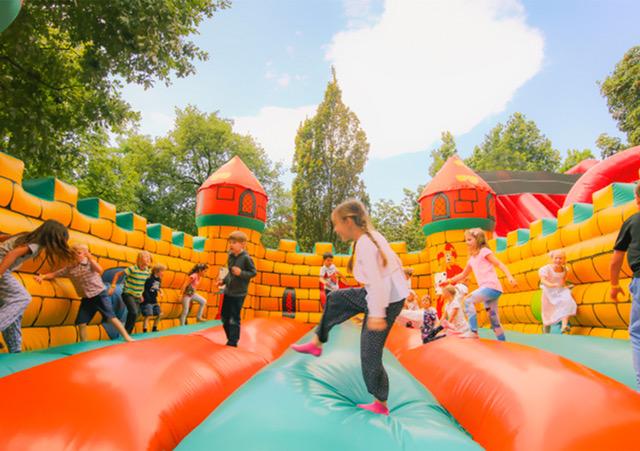 Etliche Hupfburgen warten auf die Kinder beim ersten "Kizzl Wasser Spaßtag".