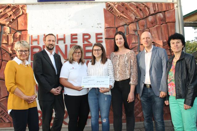 Am Foto von links: Fachvorständin Susanne Binder, Rotkreuz-Bezirksgeschäftsleiter Christian Geirhofer, Sozialmarkt-Leiterin Elfriede Reindl, Romina Jochinger, Adna Cocalic, Professor Reinhard Engler und Direktorin Eva Wiltberger-Krasel