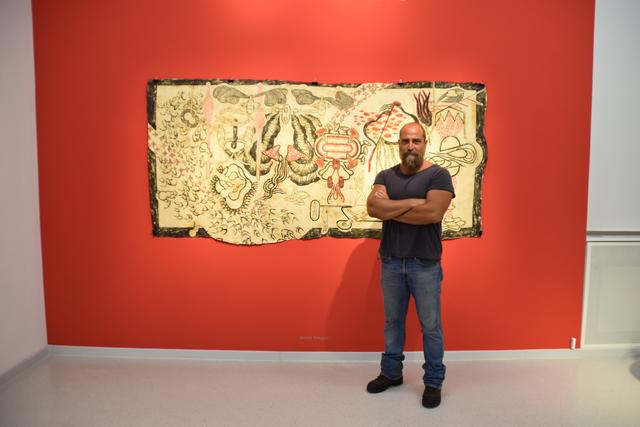 Simone Pellegrini mit seinem Werk "Cordoba's solution", das Bezug auf das Zusammenleben der Religionen in der spanischen Stadt nimmt.  | Foto: Breitsprecher