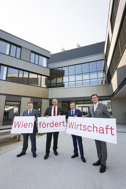 Bürgermeister Michael Ludwig, Bezirksvorsteher Ernst Nevrivy, Wirtschaftsagentur-GF Gerhard Hirczi und Wirtschaftsstadtrat Peter Hanke (v.l.) vor dem Technologiezentrum 2.