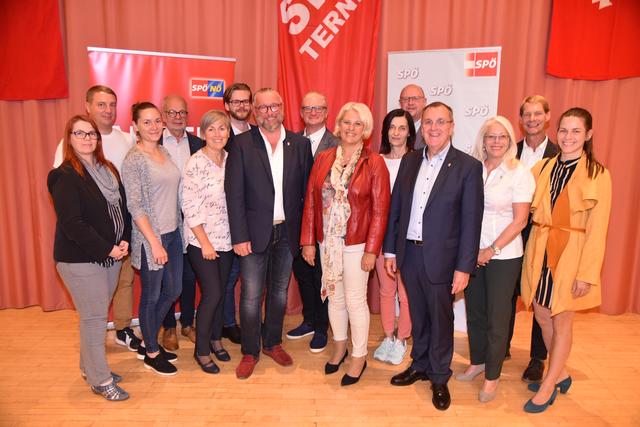 Das Team der SPÖ Ternitz mit der Spitzenkandidatin des Bezirkes Neunkirchen zur NR-Wahl 2019, Bgm. Sylvia Kögler. | Foto: Holzer