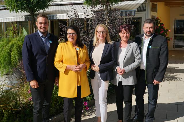Pascal Winkler, Elisabeth Pfurtscheller, Margarete Schramböck, Sonja Ledl-Rossmann und Markus Rid (v.l.) beim Wahlkampfauftakt in Reutte. | Foto: Reichel